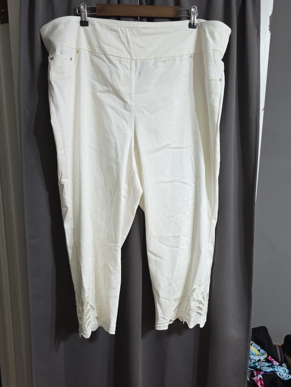 NWT Ruby Rd. Women's Capris Cream Embroidered/Eyelet Hem Comfort Stretch Sz 22W